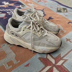 Yeezy Boost 700 analogue